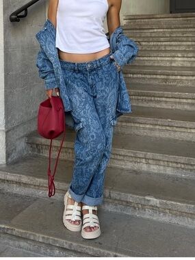 Women's Blue Boyfriend Cargo Jeans with Subtle Pattern — French Brand